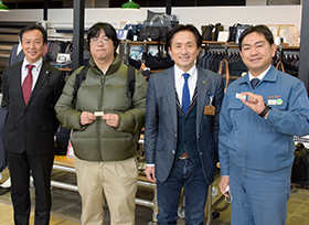 ダッチングマシンを使用した記念硬券への打刻〈井原線開業22周年記念事業〉（井原駅）の画像1