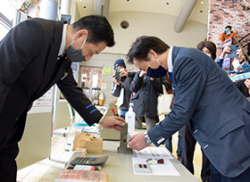 ダッチングマシンを使用した記念硬券への打刻〈井原線開業22周年記念事業〉（井原駅）の画像2
