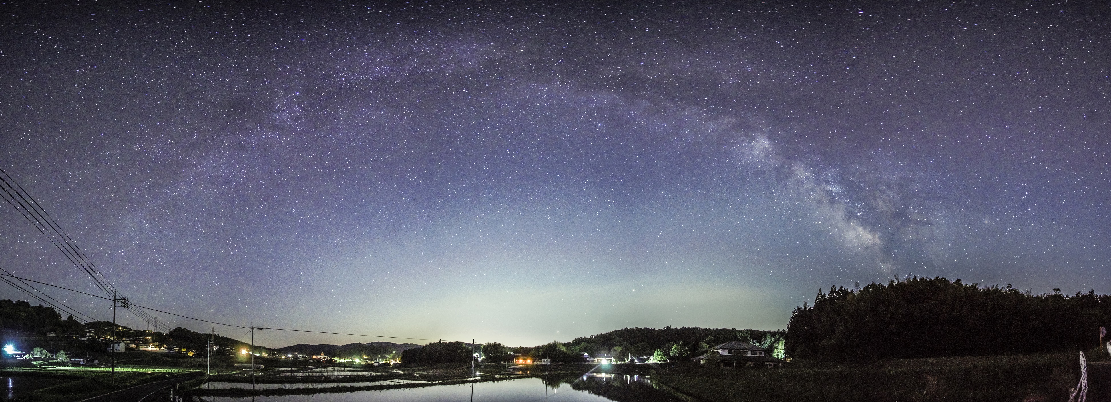 美星町にかかる天の川のアーチ