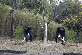 記念植樹については、大舌市長と豊田備中県民局長に県の木の画像
