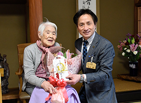 100歳の長寿を祝う（七日市町　猪原幸枝さん）の画像