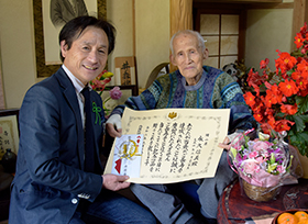 100歳の長寿を祝う（井原町 永久信義さん）の画像