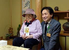 100歳の長寿を祝う（下出部町 岡本千重子さん）の画像
