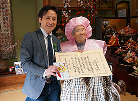 100歳の長寿を祝う（芳井町　吉岡春美さん）の画像