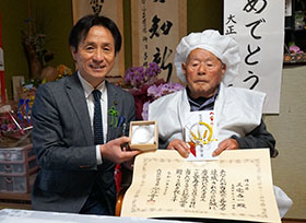 100歳の長寿を祝う（青野町 三宅春一さん）の画像