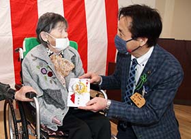 100歳の長寿を祝う（西江原町 片山すがゑさん）