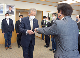 監査委員、土地開発公社理事・監事辞令交付（市長室）の画像1