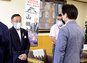 山田方谷ＰＲ活動のため高梁市長来訪（第1応接室）の画像1
