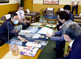 山田方谷ＰＲ活動のため高梁市長来訪（第1応接室）の画像2