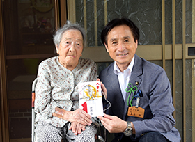 100歳の長寿を祝う（西江原町 片山正子さん）の画像