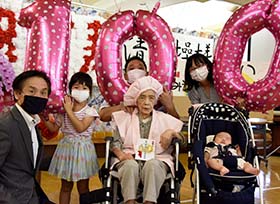 100歳の長寿を祝う（井原町 清水操さん）の画像
