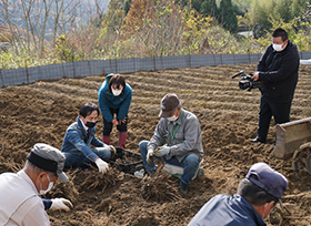 笑味ちゃん天気予報収録（野上町シャクヤクほ場）の画像1