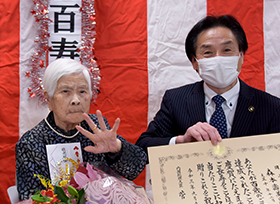 100歳の長寿を祝う（高屋町 森本 壽美惠さん）の画像