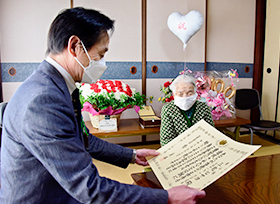 100歳の長寿を祝う（七日市町 三宅ヒサヨさん）の画像