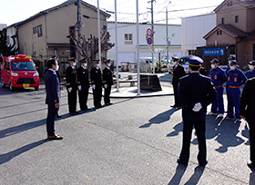 小型動力ポンプ付積載車交付式（市役所玄関前）の画像1