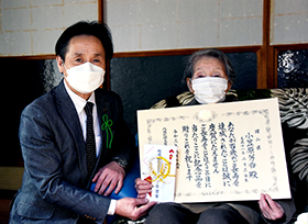 100歳の長寿を祝う（芳井町 小笠原芳香さん）の画像