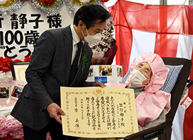 100歳の長寿を祝う（左:木之子町 笠行静子さん，右:東江原町 三宅安子さん）の画像1