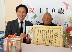100歳の長寿を祝う（東江原町 田中行雄さん）の画像