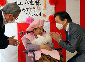 100歳の長寿を祝う（美星町　川上八重さん）の画像