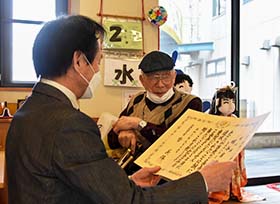 100歳の長寿を祝う（西江原町 鴫谷省三さん）の画像