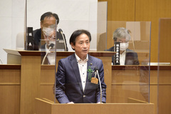 令和4年5月19日市議会臨時会にて提案説明をする市長