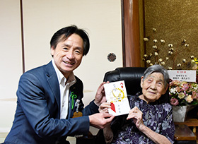 100歳の長寿を祝う（西江原町　森下光枝さん）の画像