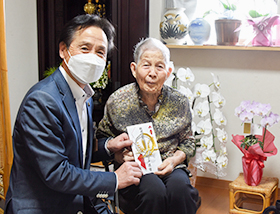 100歳の長寿を祝う（大江町 岡本豊子さん）の画像