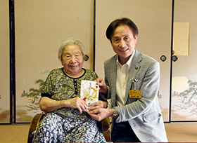 100歳の長寿を祝う（芳井町　細羽綾子さん）の画像