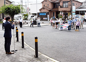 原水爆禁止国民平和大行進出発集会（市役所正面玄関前）の画像1