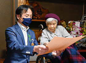 100歳の長寿を祝う（東江原町　坊野富子さん）の画像