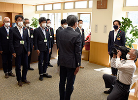 副市長選任書交付式（市長室）の画像2