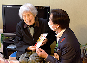 100歳の長寿を祝う（井原町　倉田澄子さん）の画像