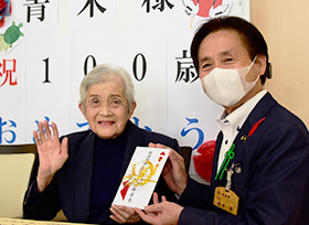 100歳の長寿を祝う（野上町　青木千秋さん）の画像