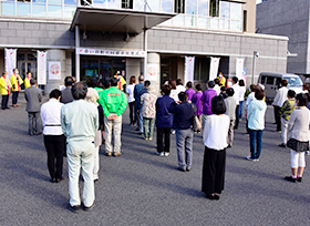 赤い羽根共同募金活動出発式（市役所正面玄関）の画像1