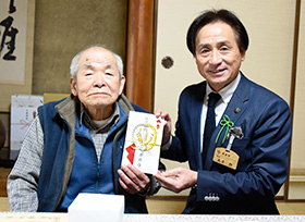 100歳の長寿を祝う（高屋町　高橋昌次さん）の画像1