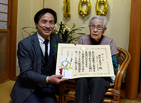 100歳の長寿を祝う（大江町　舘原美惠子さん）の画像