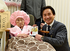 100歳の長寿を祝う（井原町　吉元綾女さん）の画像