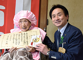 100歳の長寿を祝う（美星町　竹内幸代さん）の画像1