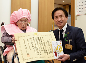 100歳の長寿を祝う（芳井町　山成富道惠さん）の画像1