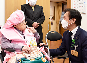 100歳の長寿を祝う（芳井町　山成富道惠さん）の画像2