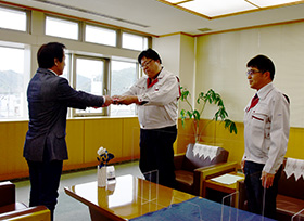 交通安全対策協議会への寄付贈呈式＜岡山県自動車整備振興会井原支部様より＞（第1応接室）の画像1