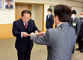 固定資産評価審査委員会委員辞令交付式（市長室）の画像2