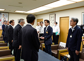 井原市建設業協会からの寄付受領（第1応接室）の画像2