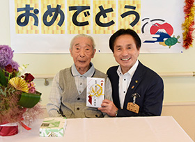 100歳の長寿を祝う（西江原町　西谷卯太郎さん）の画像1