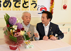 100歳の長寿を祝う（西江原町　西谷卯太郎さん）の画像2