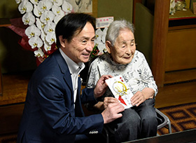 100歳の長寿を祝う（井原町　山岡許惠さん）の画像1