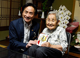100歳の長寿を祝う（井原町　山岡許惠さん）の画像2