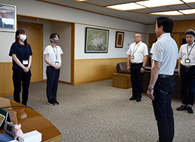 友好親善都市魚津市への派遣職員帰庁あいさつ（市長室）の画像2