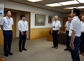 友好親善都市魚津市からの派遣職員帰任あいさつ（市長室）の画像1