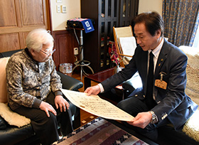 100歳の長寿を祝う（七日市町　三宅弘子さん）の画像1